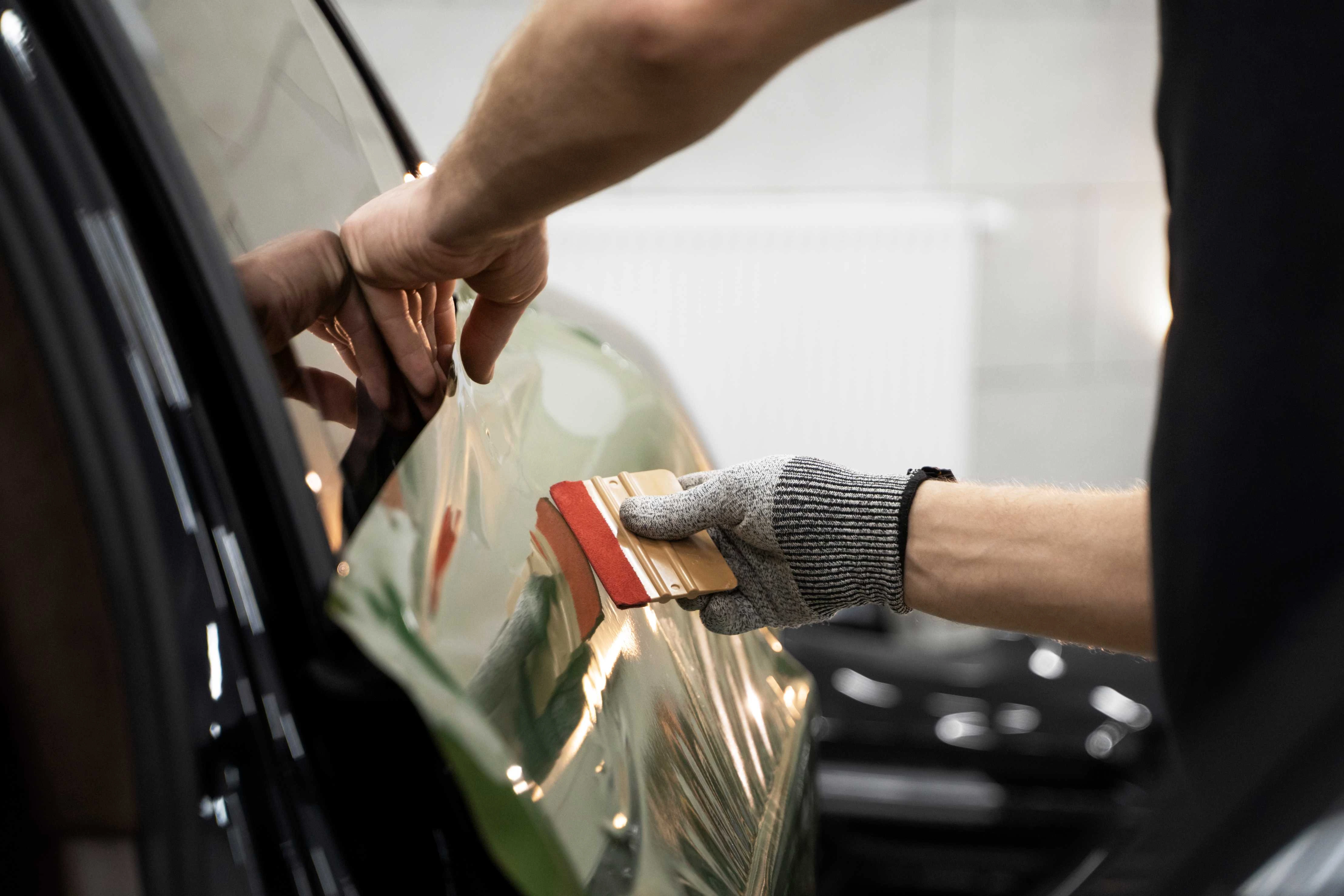 Scheibenfolierung eines Autos